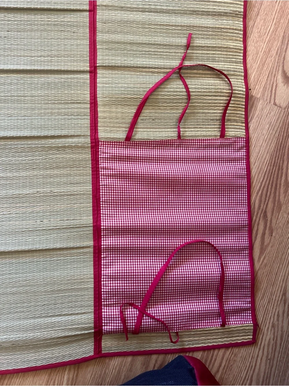 Cutest vintage Red Gingham Roll-Up Bamboo beach Mat - in EUC straw